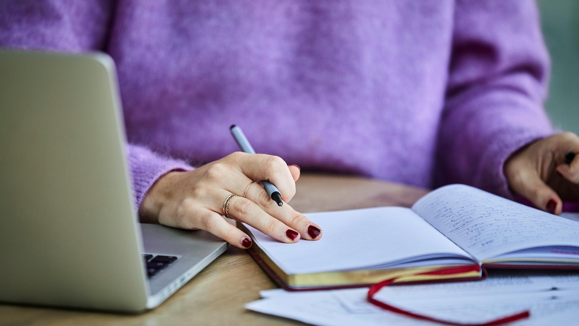 Person tager noter i sin notesbog