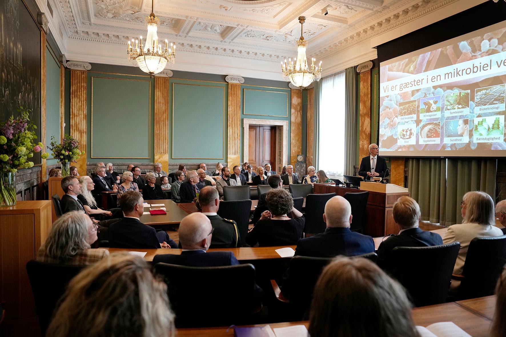 Per Halkjær Nielsen deler indsigt i sin banebrydende forskning under ceremonien af Videnskabernes Selskabs Guldmedalje