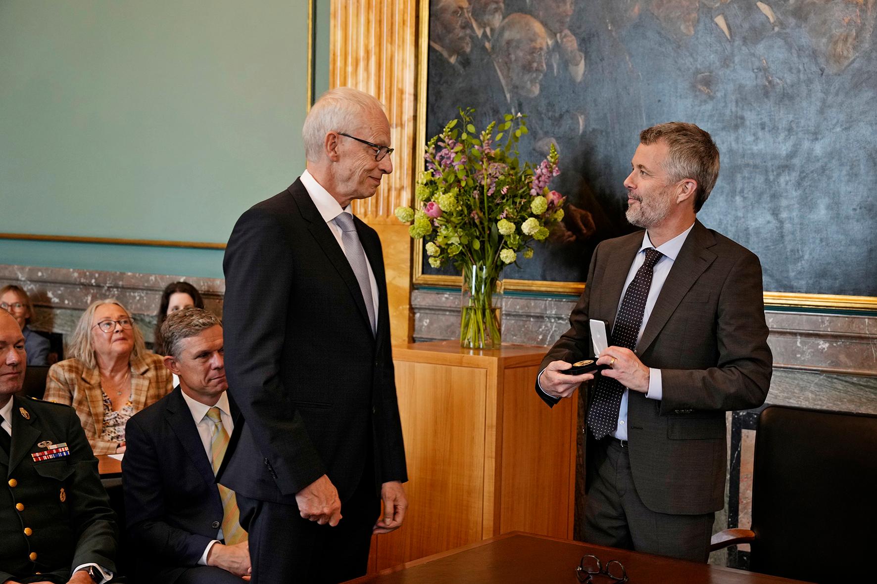 H.M. Kong Frederik overrækker Videnskabernes Selskabs Guldmedalje til Per Halkjær Nielsen