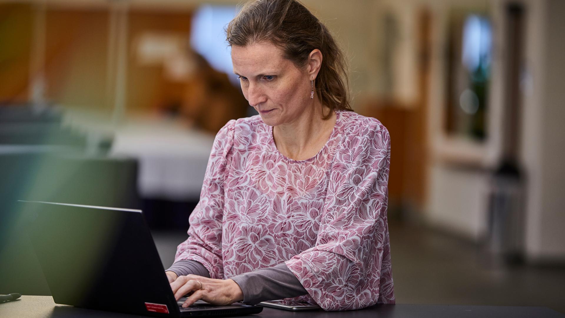Person kigger på sin computer